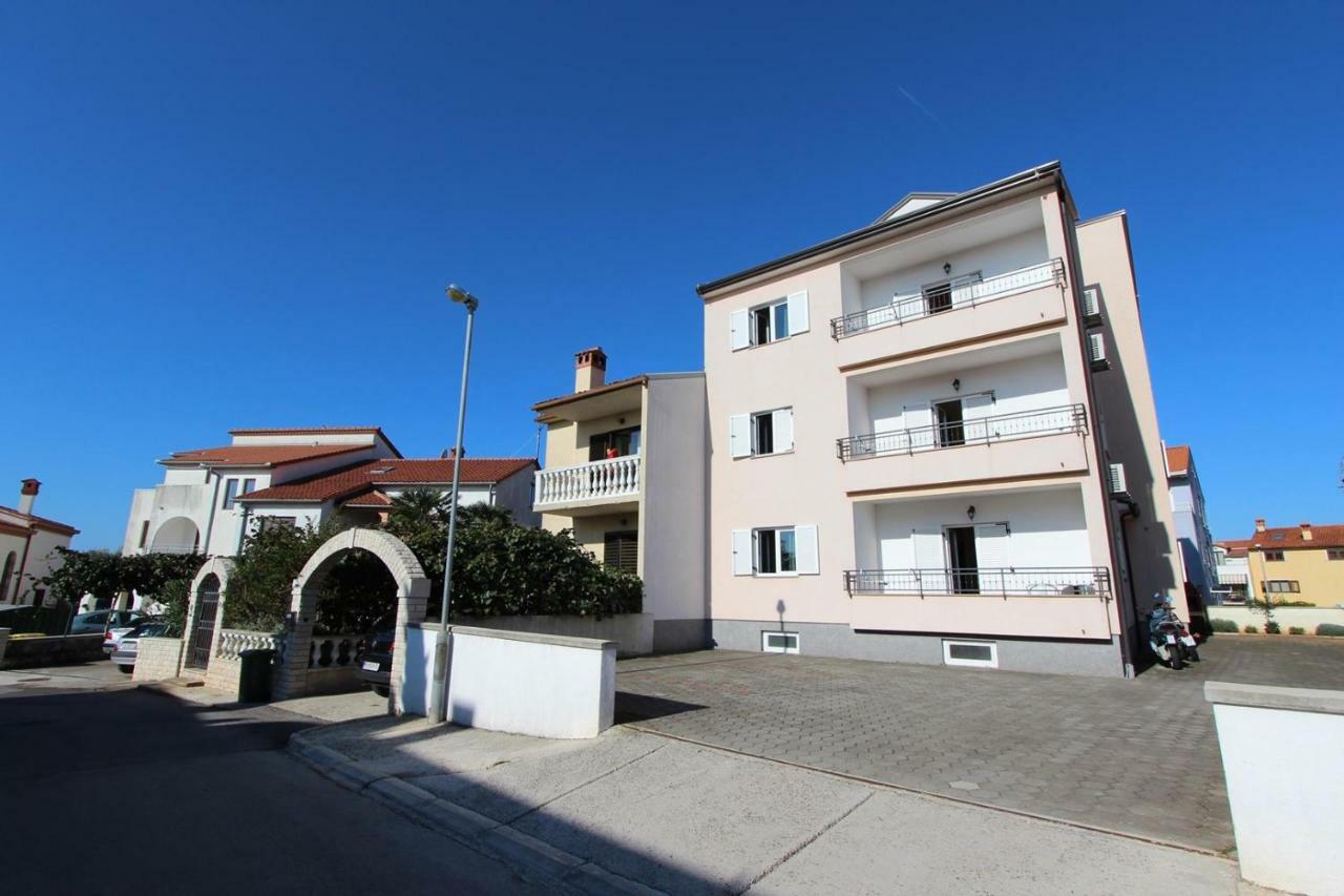 Apartments Elida Ровин Екстериор снимка